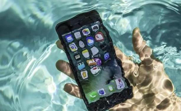 科技来电：手机如果进水 该如何解决？
